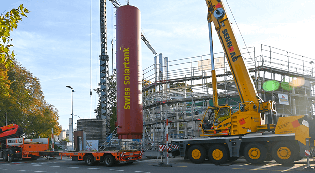 Warmwasserspeicher für neue StWZ-Fernwärmezentrale ist installiert