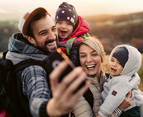 Mobile Familie Selfie CMYK 300dpi